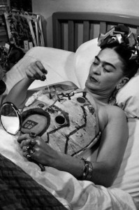 "Frida Kahlo dipingendo uno dei suoi busti ortopedici".