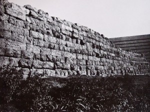 Lacerti delle Mura Serviane, la prima cinta muraria di cui abbiamo testimonianza, risalgono al IV secolo a.C. Sul retro, la stazione Termini.