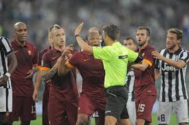 L'arbitro Rocchi, accerchiato dai giocatori della Roma: il leitmotiv della partita Fonte: "Il fatto quotidiano"
