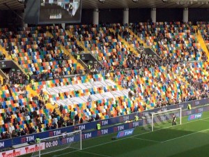 "Adesso basta, ora tocca a voi" Striscione esposto dai tifosi dell'Udinese a inizio gara