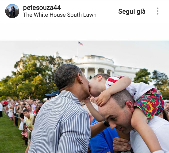 Un bambino bacia Obama.
