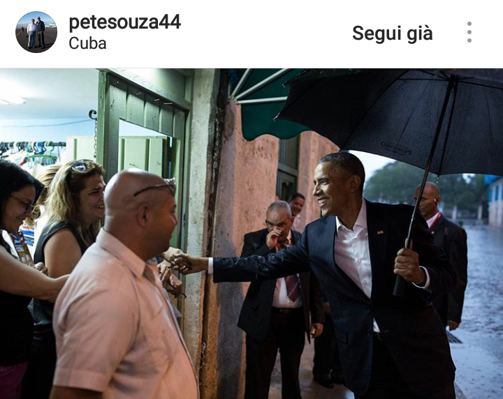 Obama saluta passanti a L'Avana.